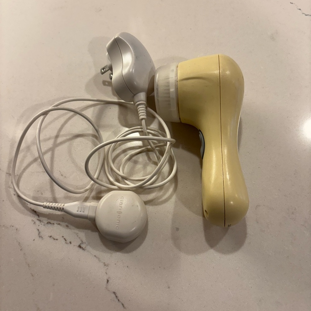 Clarisonic Yellow Mia 2 Cleansing Brush with Charger